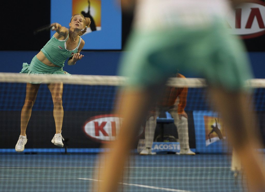 A russa Anna Chakvetadze (ao fundo) saca contra Jelena Dokic | Daniel Muñoz/Reuters