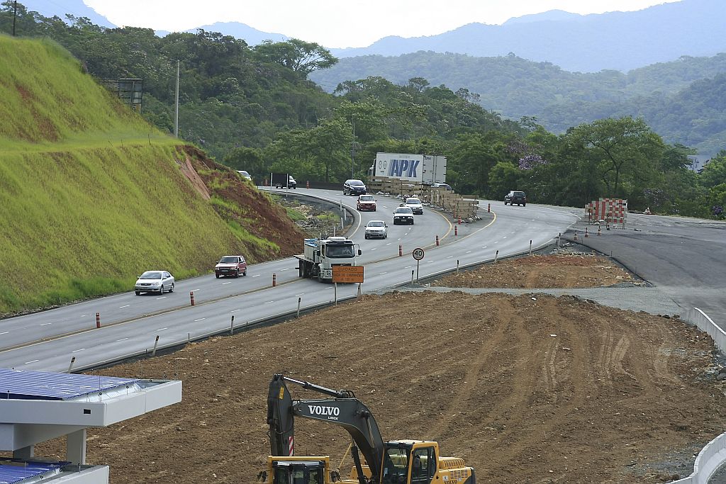 Caminhão faz desvio na praça de pedágio que está sendo construída na BR-376, antes de Garuva: localização dificulta vida dos motoristas | Giuliano Gomes/Gazeta do Povo