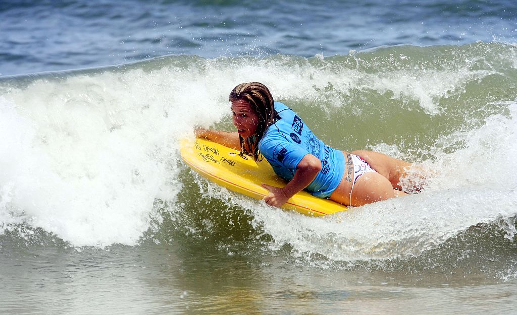 A bodyboader Pérola de Souza ensina crianças no Litoral. | Giuliano Gomes/Gazeta do Povo
