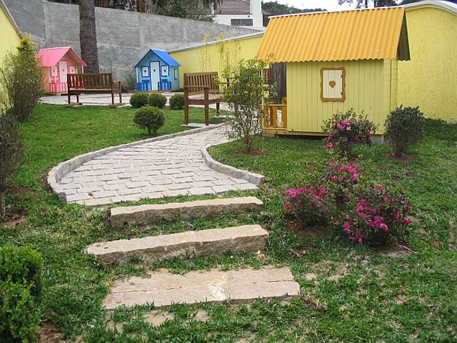 Parquinho alternativo: no lugar dos brinquedos, casas em miniatura. |