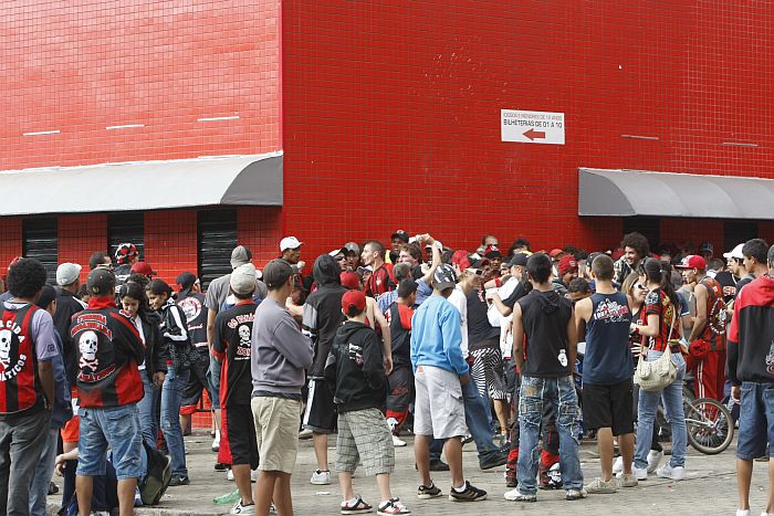 Atleticanos fazem fila na Arena da Baixada para comprar ingressos para o Atletiba, que acontece no Couto Pereira | Aniele Nascimento/Gazeta do Povo