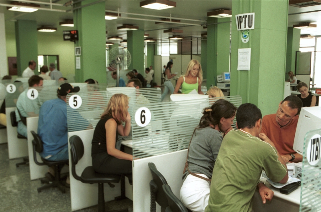 Servidores orientam cidadãos na prefeitura: reduzir o tempo de atendimento de alguns serviços é uma das metas do contrato de gestão | Jairo Rezende/Gazeta do Povo/aruiqvo