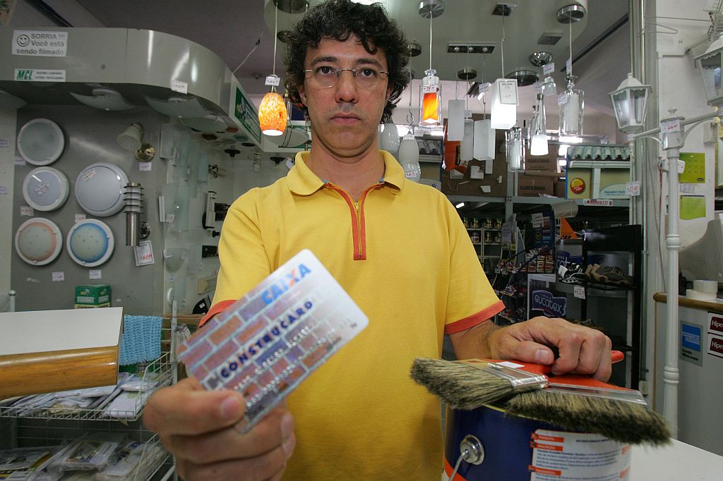 Edson Alvares finalizou a construção de sua casa após conseguir três empréstimos na Caixa | Ivonaldo Alexandre/Gazeta do Povo