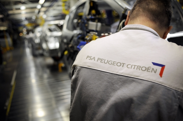 Linha de montagem da Peugeot Citroën: possível aliança com a Fiat | Jeff Pachoud/AFP