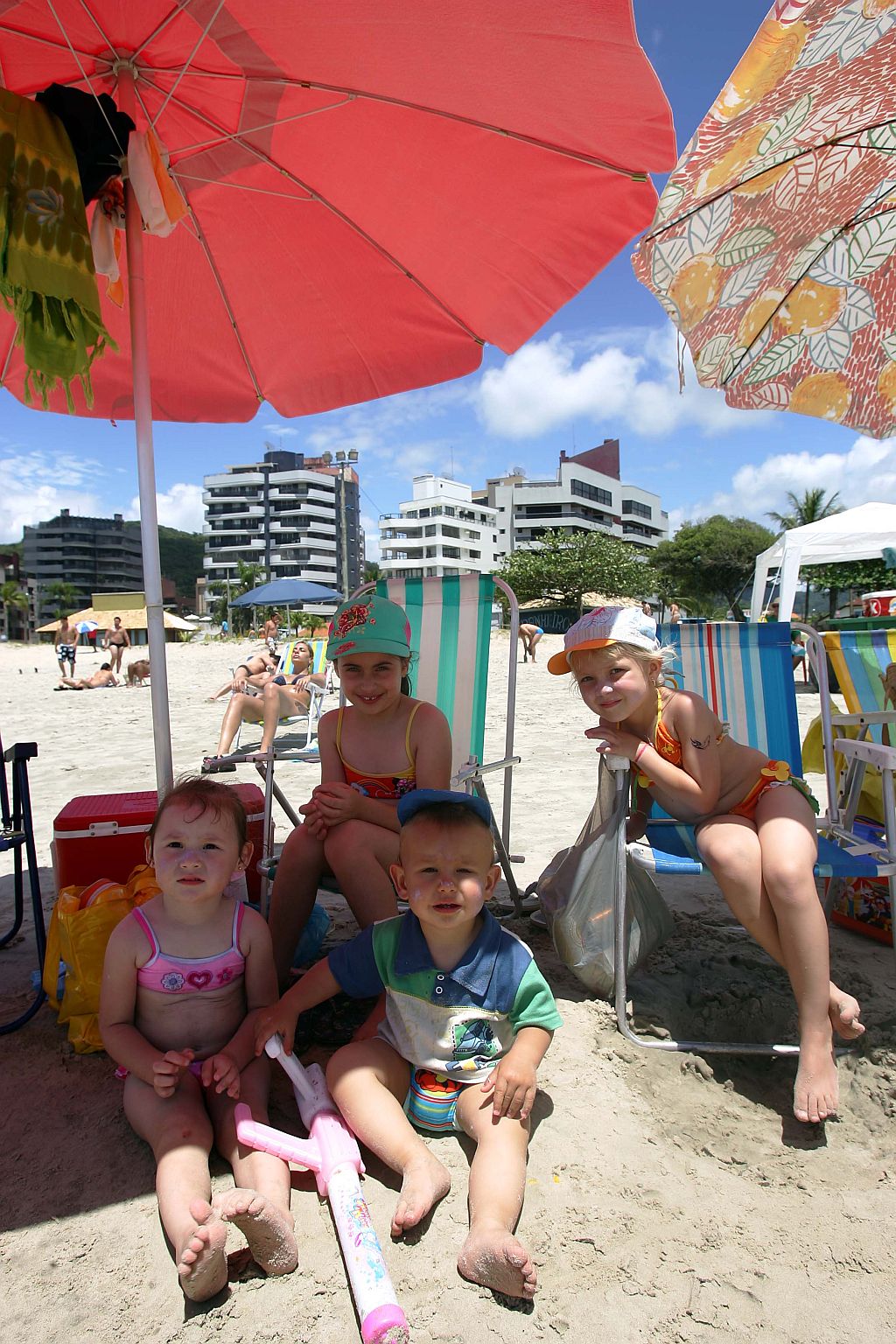 Os irmãos Enzo e Luana com as primas Daniela e Marcela: creme meia hora antes de sair ao sol | Hedeson Alves/Gazeta do Povo