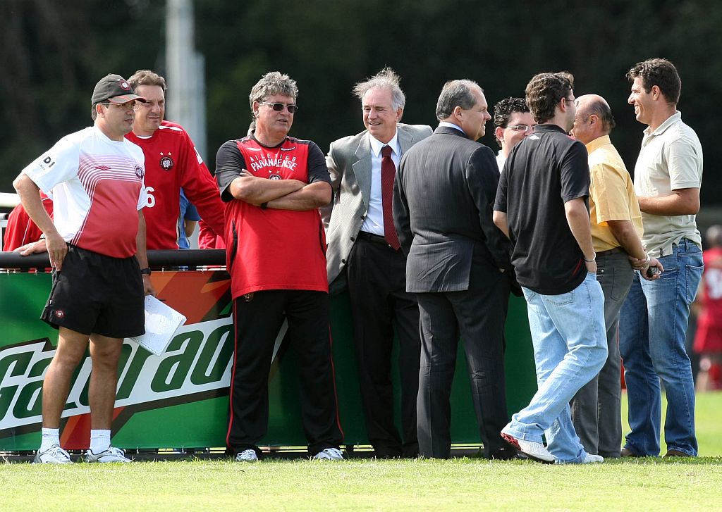O técnico Geninho, ao lado do presidente Gláucio Geara, dirigentes e comissão técnica: dia histórico na relação entre clube e imprensa teve jogo-treino com goleada | Hedeson Alves/Gazeta do Povo