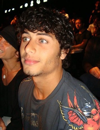 Modelo Jesus Luz na primeira fila do desfile da Colcci | Reprodução/O Globo Online/Giovani Lettiere