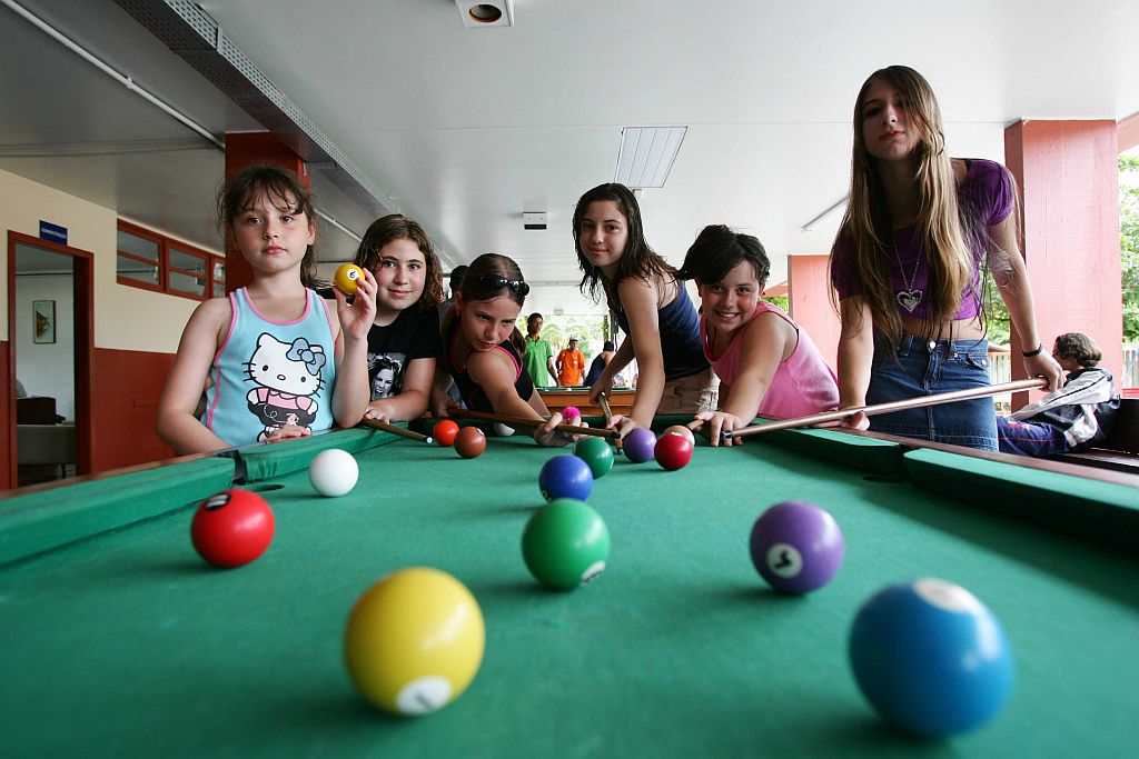 Uma semana - Carolina do Prado Semes, 14 anos; Amanda do Prado Semes, 10 anos; Jéssica Maschio Martini, 16 anos; Kauana Maschio Martini, 10 anos; Mariana Santos de Paula, 11 anos e Ana Carolina Vieira, 10 anos. As irmãs Jéssica e Kauana vieram de Guarapuava e conheceram as também irmãs Carolina e Amanda, de Curitiba. Para completar o grupo, juntaram-se também Mariana e Ana Carolina, também da capital. A amizade começou no dia 28 de dezembro, mas se depender das meninas, vai durar muito tempo com a ajuda da internet. Para elas a maior diversão do verão é jogar sinuca no colônia de férias, ir à praia e ouvir música | Fotos: Jonathan Campos/Gazeta do Povo