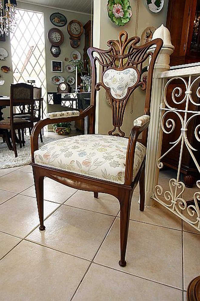 A cadeira é de um conjunto de sala de música de 1935. |