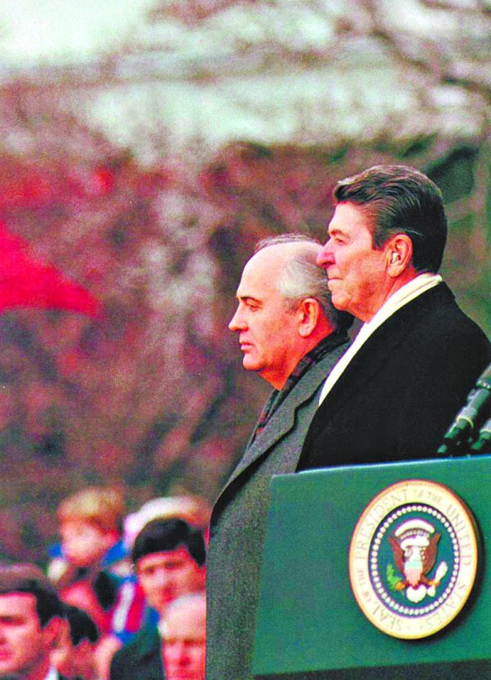 O premiê Mikhail Gorbachev, último secretário-geral do Partido Comunista na URSS, e o presidente americano Ronald Reagan: mentores da transição? |
