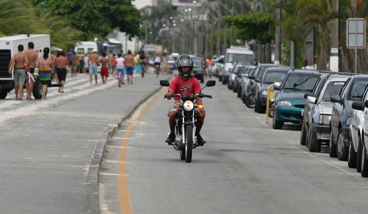 Motociclista deve sempre seguir o limite de velocidade e usar capacete | Jonathan Campos/ Gazeta do Povo
