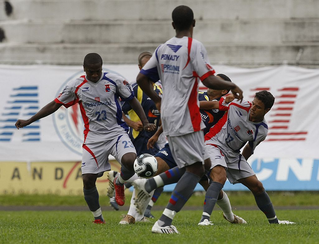 Os paranistas Abuda (esq.) e Murilo (dir.) em lance no jogo-treino contra o Iguaçu, na Vila Capanema | Valterci Santos/Gazeta do Povo