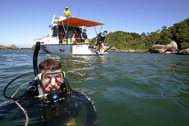 A lancha Furacão realiza passeios em pontos do Litoral do Paraná |