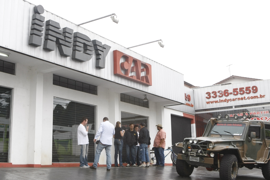 Clientes lesados foram até a loja ontem em busca de explicações | Aniele nascimento/Gazeta do Povo