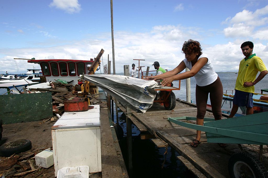 Só ontem foram retiradas 43 toneladas de entulho da praia de Encantadas | Jonathan Campos/Gazeta do Povo