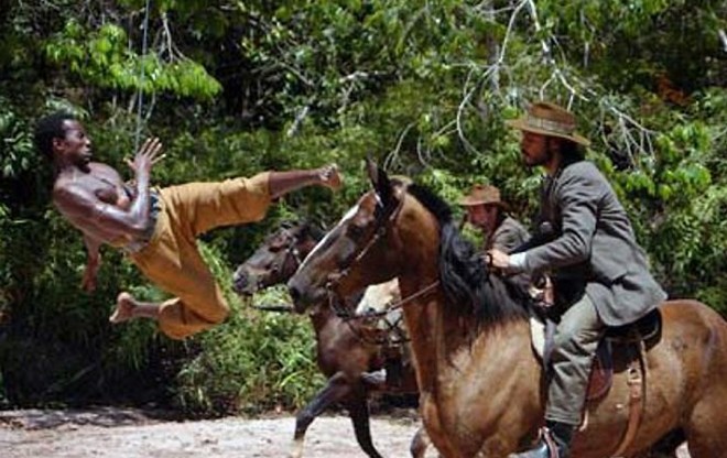 Cena de ação em Besouro: atores voam com auxílio de cabos e guindastes ocultos |