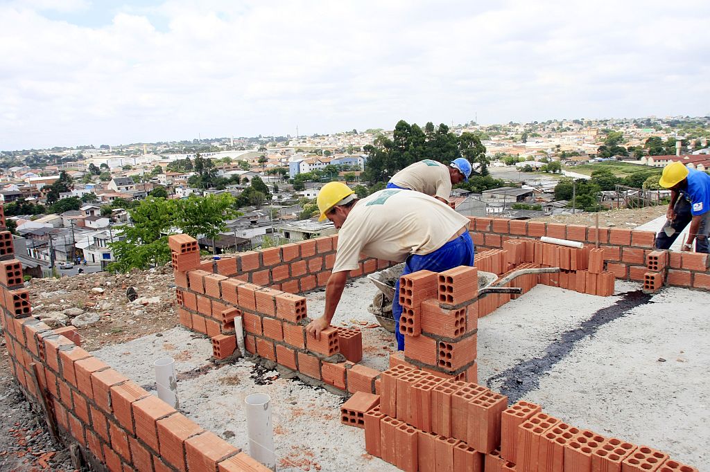 Serão investidos R$ 38 milhões no Parolin em 2009. Verbas municipais e o PAC vai reassentar 1.507 famílias | Giuliano Gomes/ Gazeta do Povo
