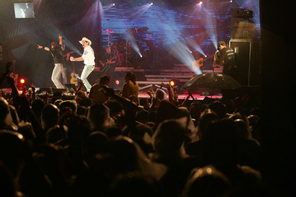 O show da dupla Fernando e Sorocaba levou 8 mil pessoas ao Café Curaçao, mesmo com chuva | Fotos: Jonathan Campos/Gazeta do Povo