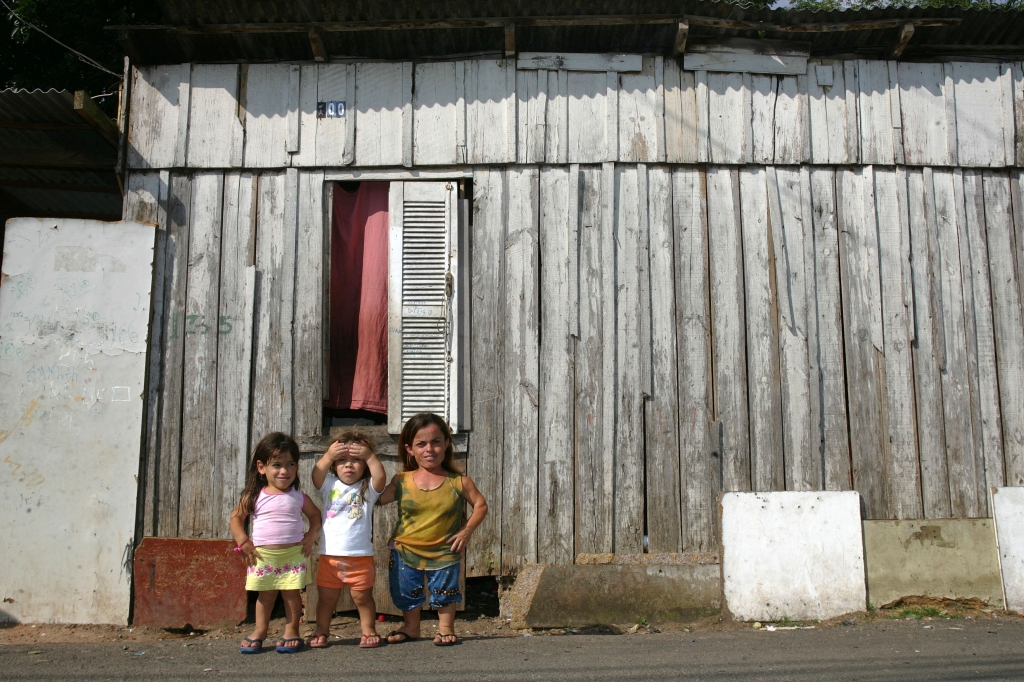 A casa nova de Rosenilda (à dir.), que deve ser entregue a partir de março, será adaptada às necessidades dela e das filhas, que também têm estatura baixa e problema de coluna | Daniel Castellano/Gazeta do Povo