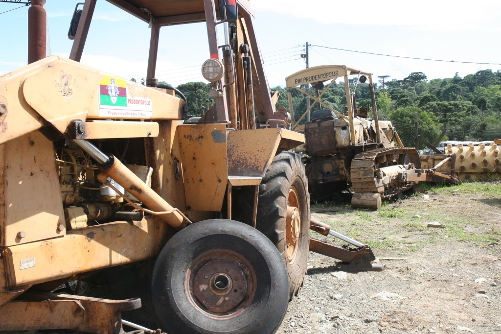 O parque de máquinas da prefeitura de Prudentópolis mais parece um ferro-velho. Das 12 patrolas, só duas funcionam | Soraia Sakamoto/Gazeta do Povo
