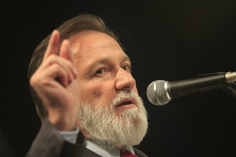 Otimista, senador Osmar Dias não vê chances de Mundial fora de Curitiba Osmar Dias acredita que Copa de 2014 passará por Curitiba e trará benefícios à população | Giuliano Gomes / Gazeta do Povo