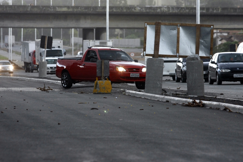 Carro desvia de trecho em obra da Linha Verde: risco de colisões | Daniel Derevecki/ Gazeta do Povo
