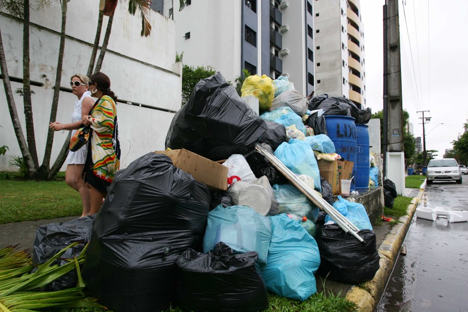 Atraso na coleta fez com que lixo se acumulasse nas ruas no começo da temporada | Jonathan Campos/Gazeta do Povo
