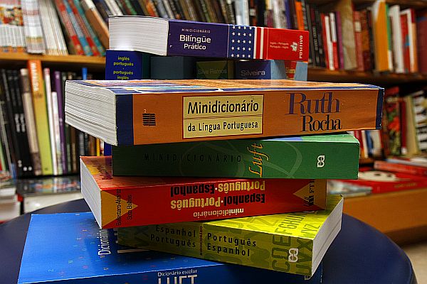 Antigos dicionários continuam valendo, mas, como não despertam mais tanto a atenção do consumidor, já se acumulam nas prateleiras das livrarias. | Daniel Derevecki/Gazeta do Povo