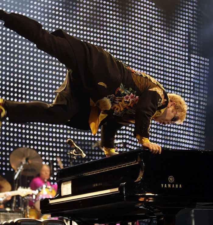 Elton John faz performance durante seu primeiro show em São Paulo, na noite de sábado (17) | Paulo Whitaker/Reuters