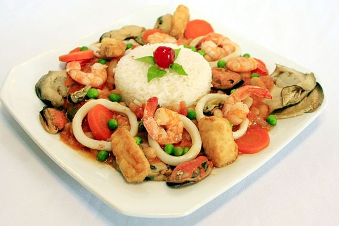 O cassoulet leva feijão branco, frutos do mar e iscas de peixe. É uma opção do Burghezia Bar e Restaurante | 