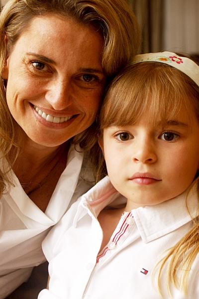 Denise Maximiliano e sua filha Laura, hoje com 7 anos: avanços com ajuda de equipe multidisciplinar. | Daniel Derevecki/Gazeta do Povo