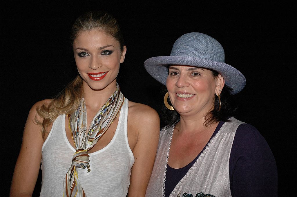 Grazi Massafera arrasou na abertura do Fashion Rio, evento no qual estreou como modelo a convite do badalado estilista Walter Rodrigues. A paranaense de Jacarezinho, hoje estrela da Globo, foi recebida por Eloysa Simão (à dir.), idealizadora da semana de moda do Rio | Ana Colla