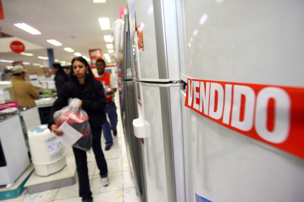 Liquidação em loja de Curitiba: hora de queimar estoques para ficar com dinheiro em caixa | Priscila Forone/Gazeta do Povo