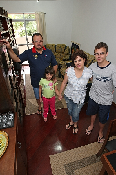 Norberto Kuchenbecker se mudou de Joinville para Curitiba com a família. O filho dele, Fernando, pretende cursar a UFPR. | Marcelo Elias/Gazeta do Povo