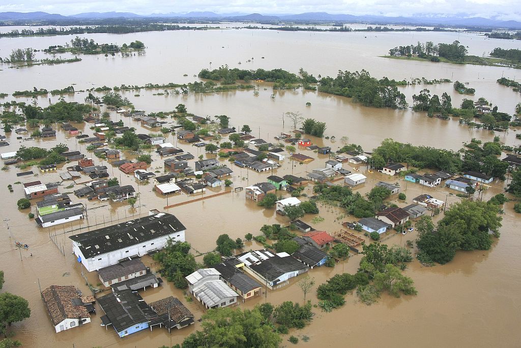 Araranguá, no sul de Santa Catarina, uma das cidades mais atingidas pela enchente do primeiro fim de semana de 2009: região foi visitada pelo governador do estado, Luiz Henrique da Silveira | James Tavares/SECOM