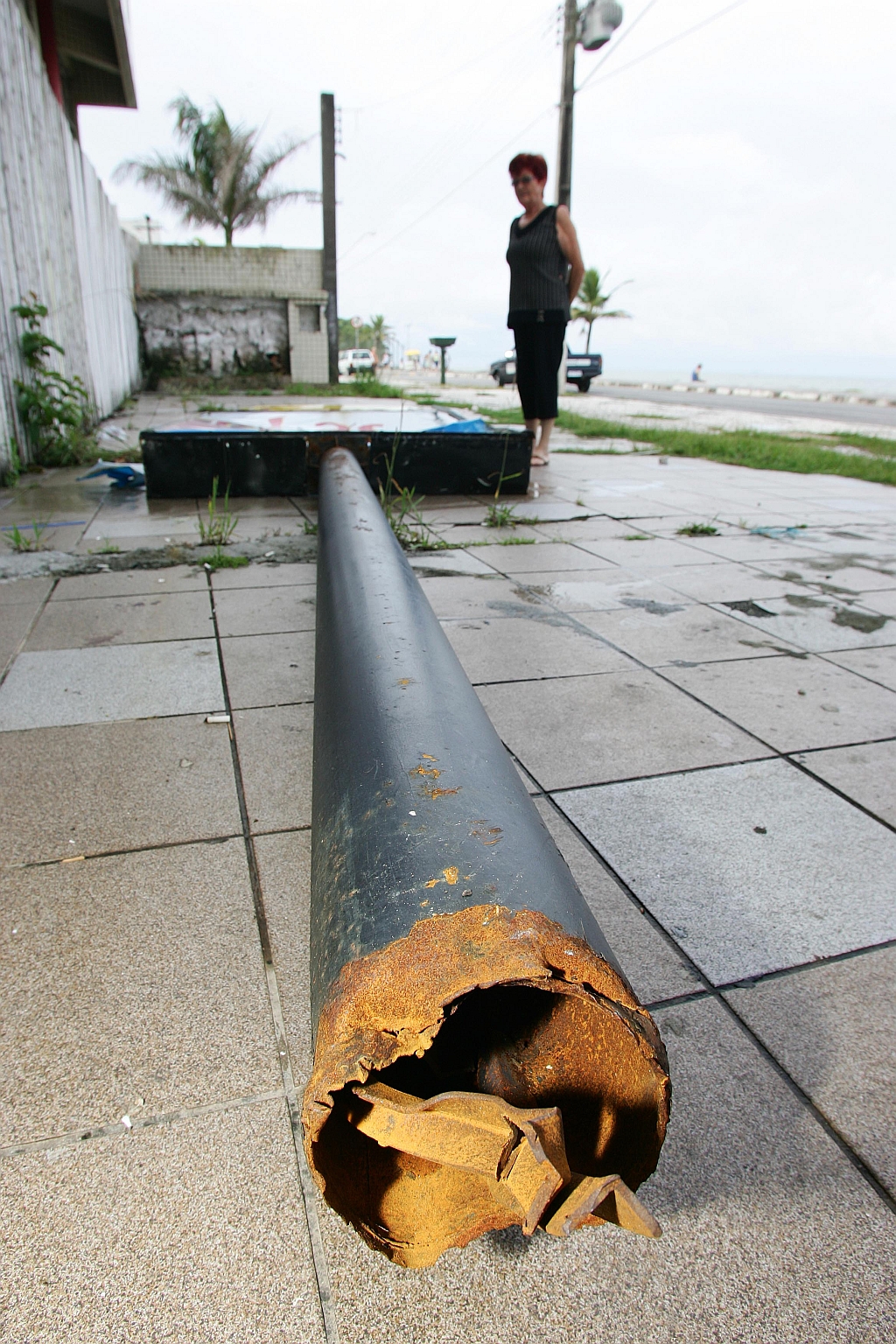 Maresia corroeu base da placa e por pouco não causou acidente em Matinhos | Jonathan Campos/Gazeta do Povo