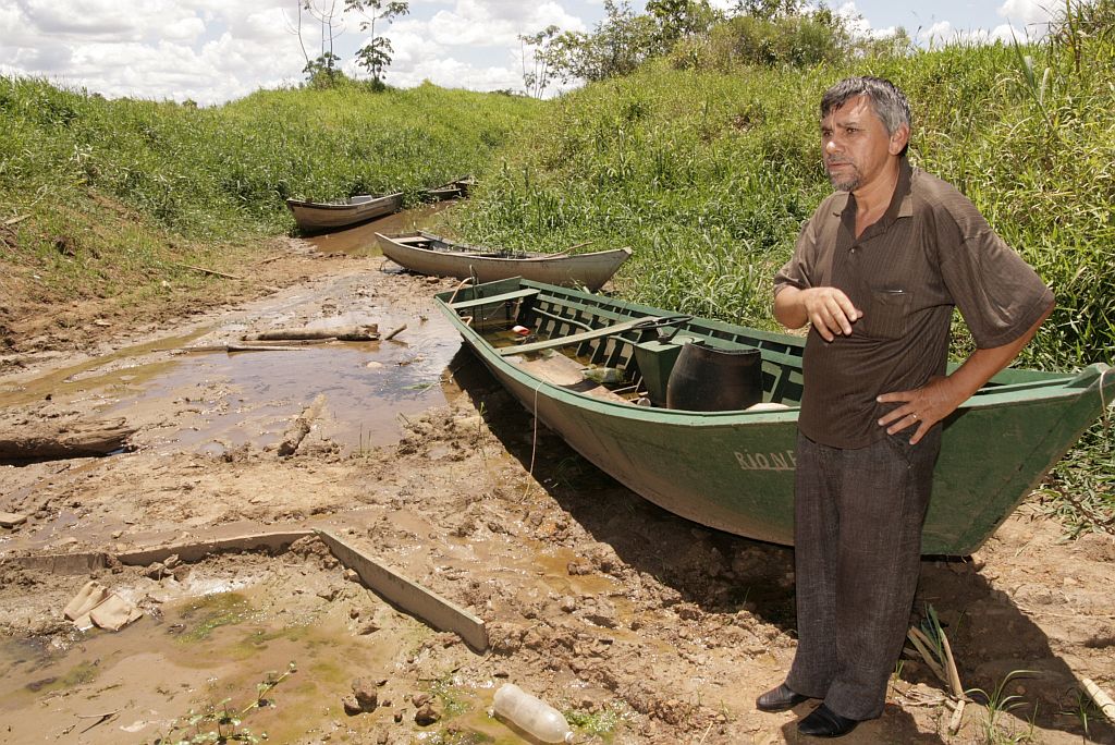 Barco no seco: Em Guaíra, canal que levava pescadores ao Rio Paraná virou barro | Osmar Nunes/Gazeta do Povo