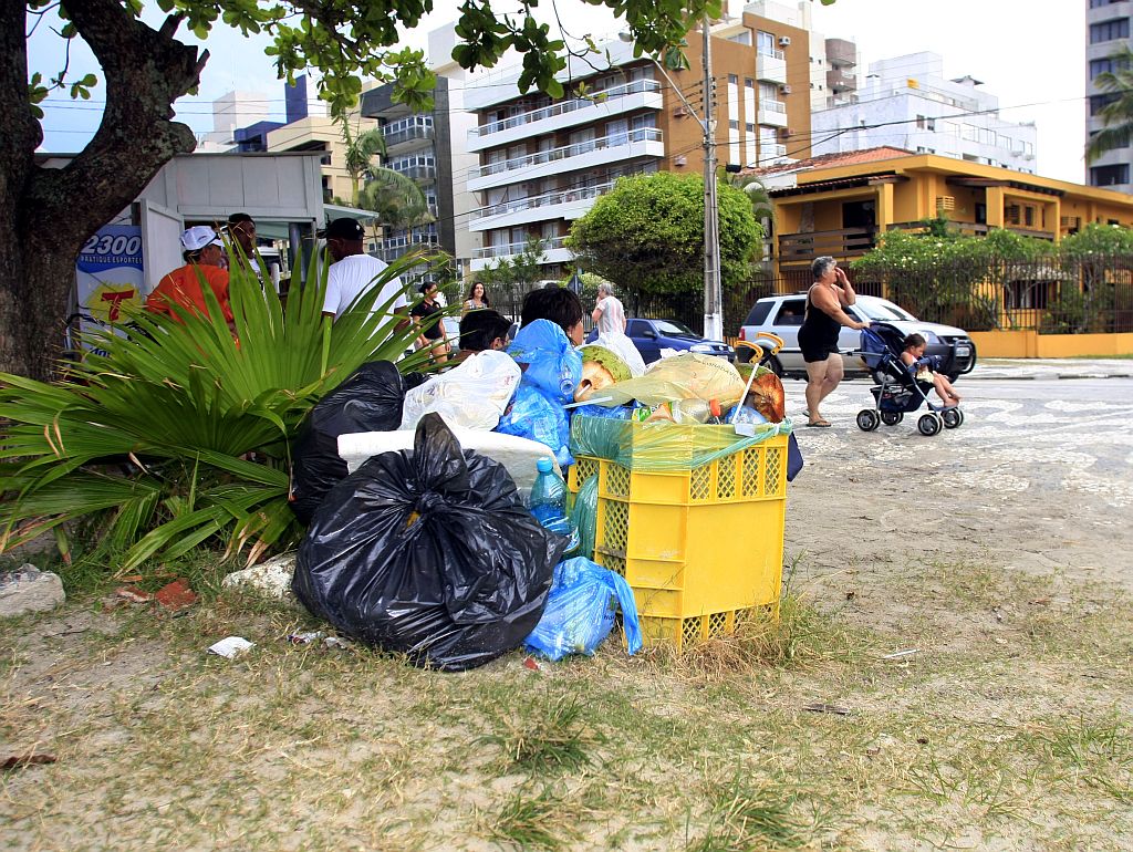 Lixo se acumula na beira-mar de Caiobá. A situação é ainda pior em outros bairros | Giuliano Gomes/Gazeta do Povo