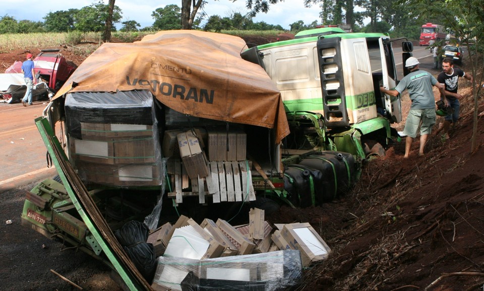 Colisão aconteceu por volta das 16 horas, no km 214 da PR-323 | Dirceu Portugal/Gazeta do Povo
