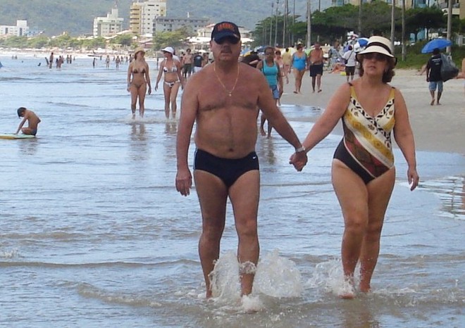 Sempre atento, o repórter fotográfico curitibano Alberto Viana flagrou na segunda-feira o governador catarinense, Luiz Henrique da Silveira, e a primeira-dama, Ivete Appel, caminhando tranquilamente pela Meia Praia, em Itapema. Baiano, como é chamado pelos amigos, passou o réveillon lá | 