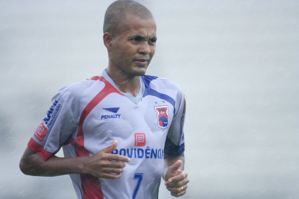 Marcando e atuando no setor ofensivo, meia Gedeon espera ajudar Paraná a subir para a Série A nacional | Giuliano Gomes / Gazeta do Povo