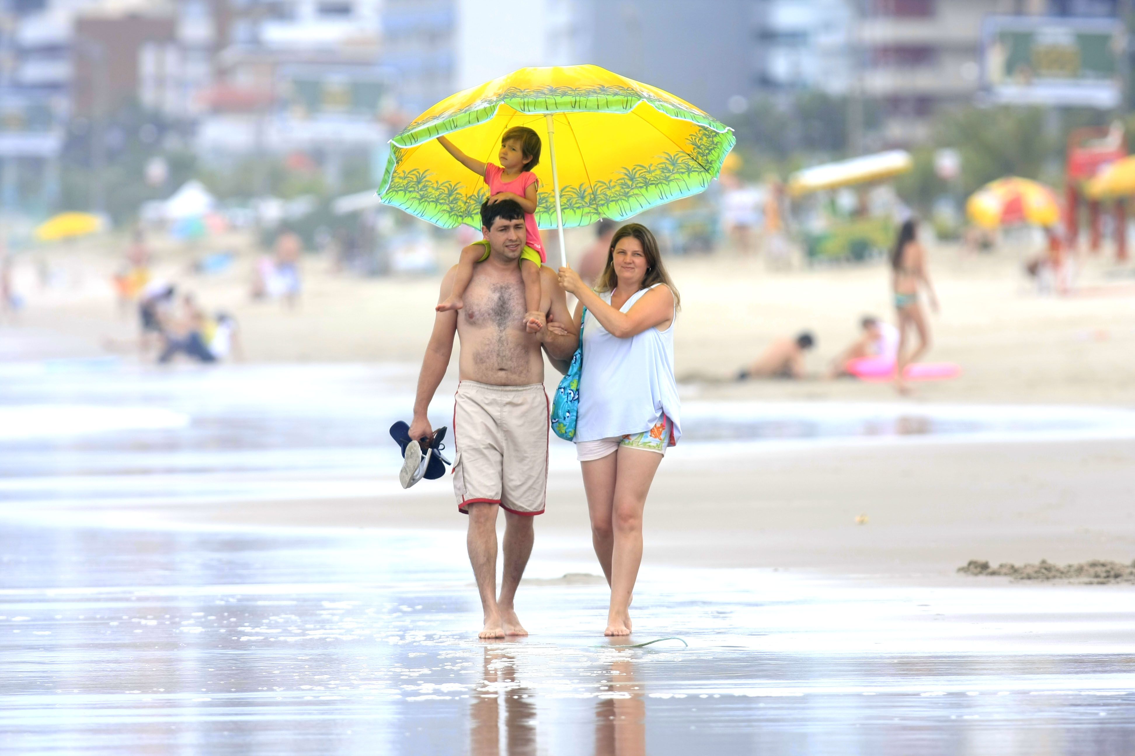 Quem foi à praia teve que se proteger da garoa | Giuliano Gomes/Gazeta do Povo