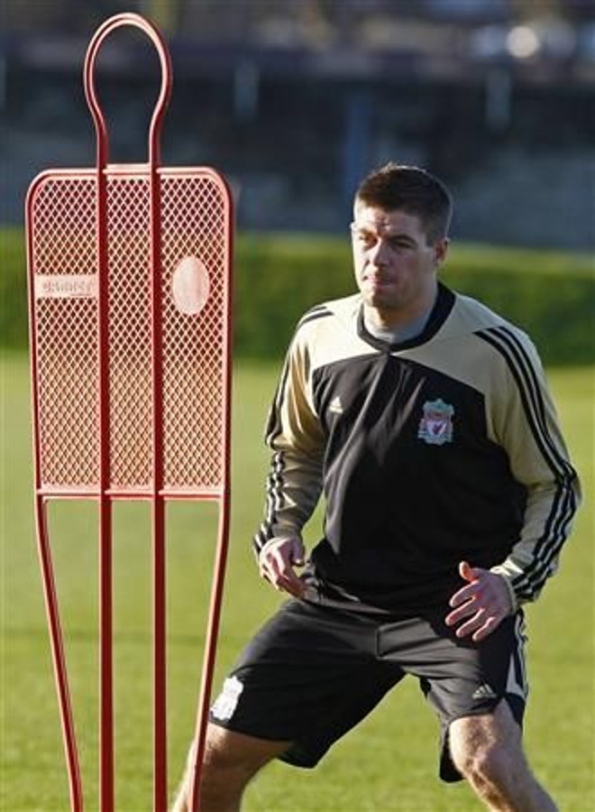 O meia da seleção inglesa e do Liverpool, Steven Gerrard, teria se envolvido em uma briga de bar | Phil Boble/Reuters