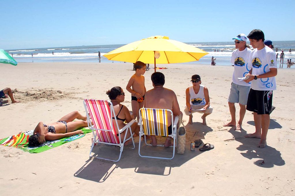 Os agentes do Projeto Caiçara percorrem as praias de Guaratuba, Matinhos e Pontal do Paraná para conscientizar os turistas | Divulgação