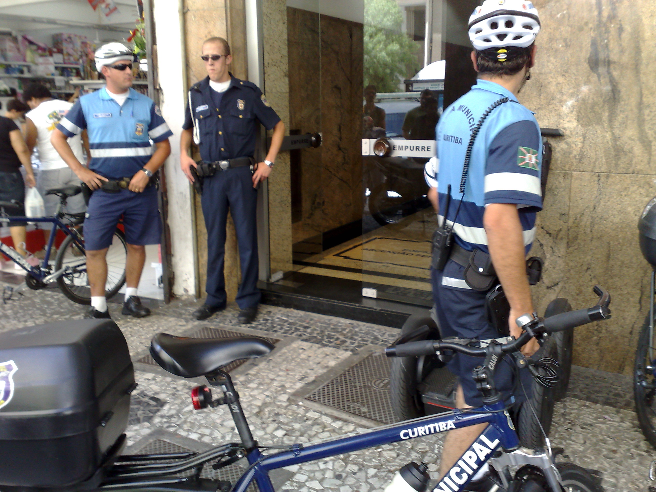 Guarda Municipal cercou entrada do prédio onde ocorreu assalto com bicicletas | João Varella / Gazeta do Povo