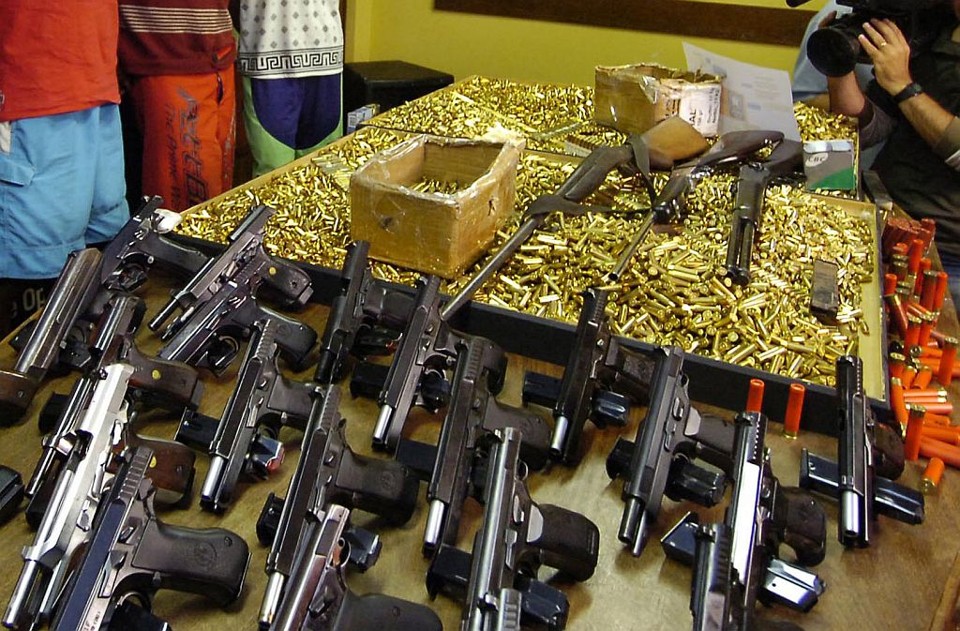 No Paraná, duas cidades servem de entrada para armas ilegais Apreensão de armas vindas do Paraguai em operação da Polícia Militar em Minas, no fim de 2007: rota do tráfico de armas e munições passa por 17 cidades de fronteira | Jair Amaral/Estado de Minas