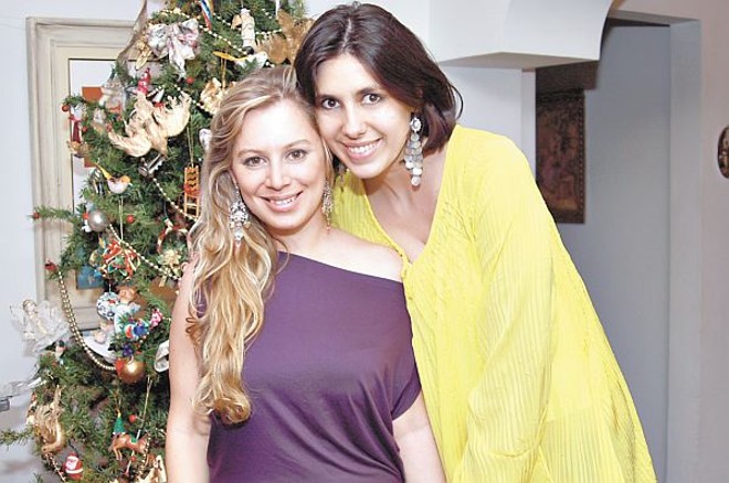 Lançamento de bijoux - A designer de bijoux Maria Ignez Simões lançou suas novas coleções Marroco Imperial, África e Glamour com reunião em sua residência. Entre as presentes, a fotógrafa Fabiana Guedes, que comemorou com Maria Ignez o sucesso do lançamento, usando peças da nova coleção | 