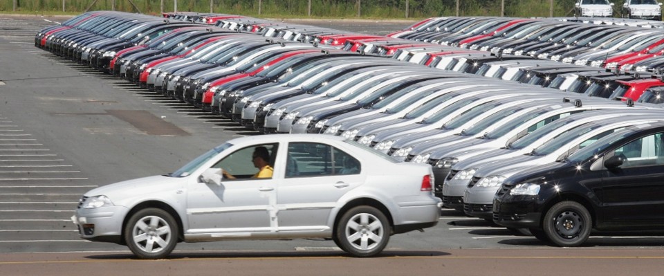 Volks retoma produção no PR sem definir ajustes Pátio estoca carros da Volks: à espera do comportamento do mercado | Daniel Castellano/Gazeta do Povo