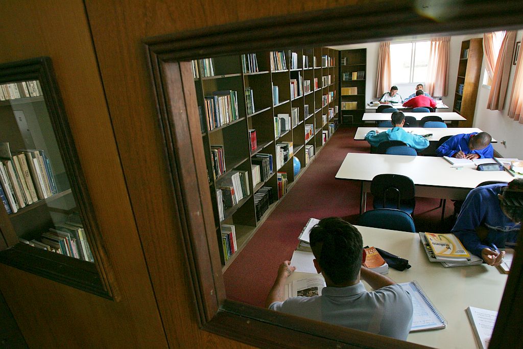 Sala de estudos e biblioteca com 10 mil exemplares: um incentivo aos jovens, futuros universitários | Fotos: Marcelo Elias/Gazeta do Povo
