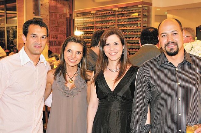 Pasta Gialla no Parkshopping - Na inauguração da segunda filial do Pasta Gialla em Curitiba, no Park Gourmet, do Park Shopping Barigüi, a proprietária da casa, Christiane Mansur (segunda, da esquerda para a direita), recebeu Carlos Pereira, Adriana Sarnelli e Rodrigo de Souza Araújo Fernandes (foto Daniel Sorrentino) | 